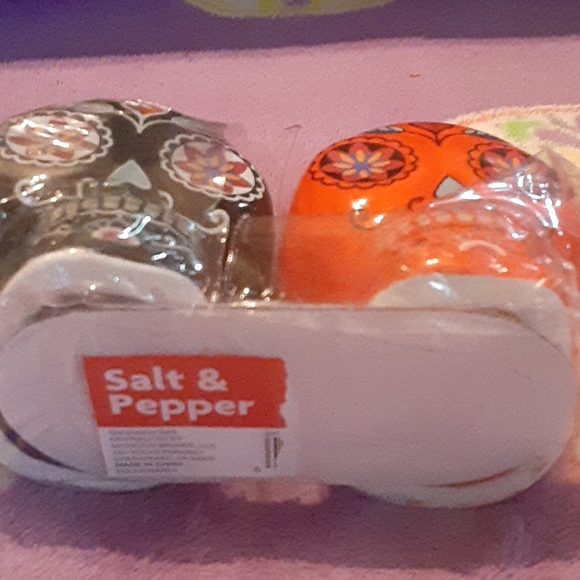 Sugar Skull salt and pepper shakers NWT - Picture 3 of 4